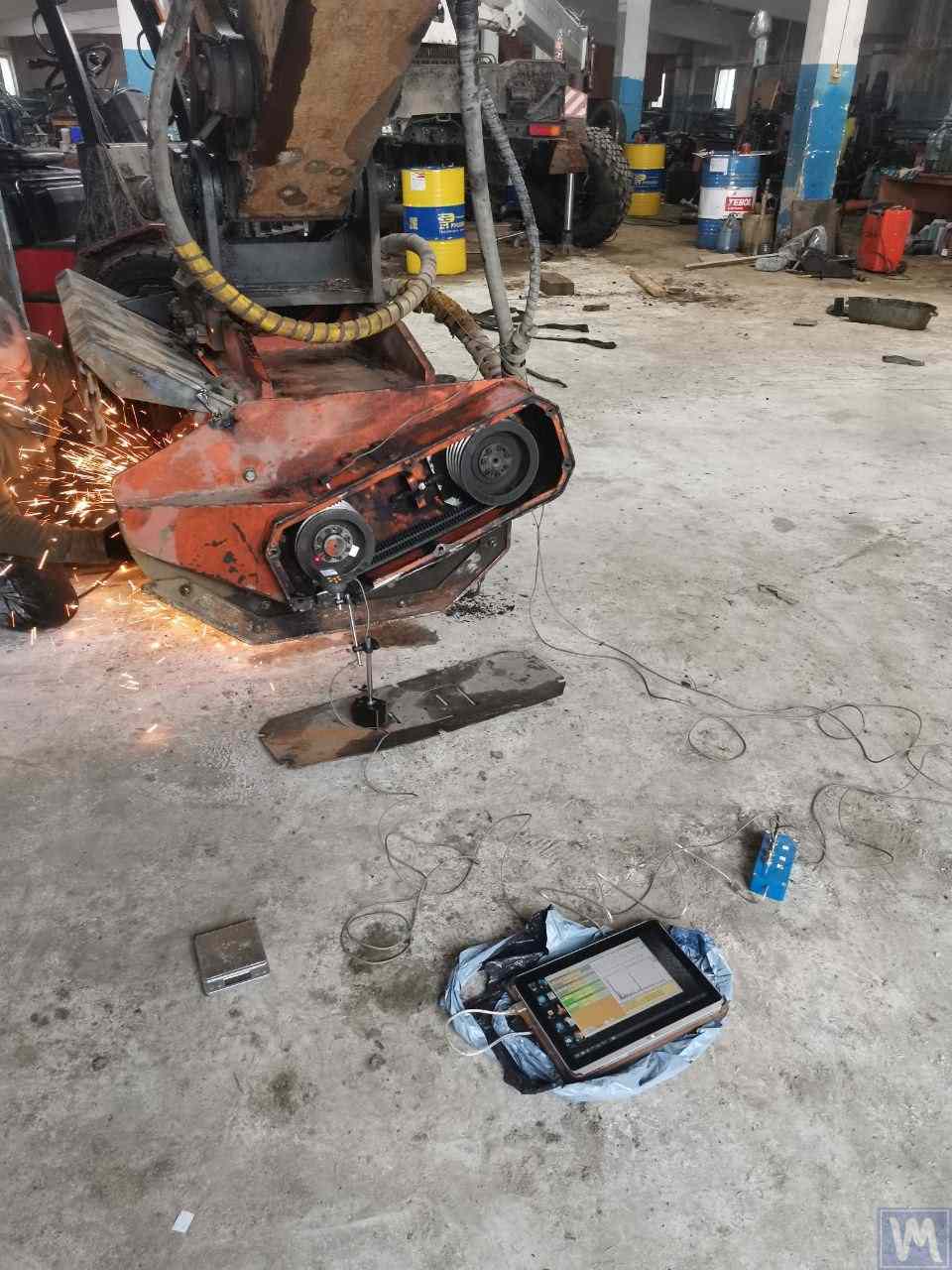 Equilibragem de rotor de destroçador florestal num suporte especializado com sensores