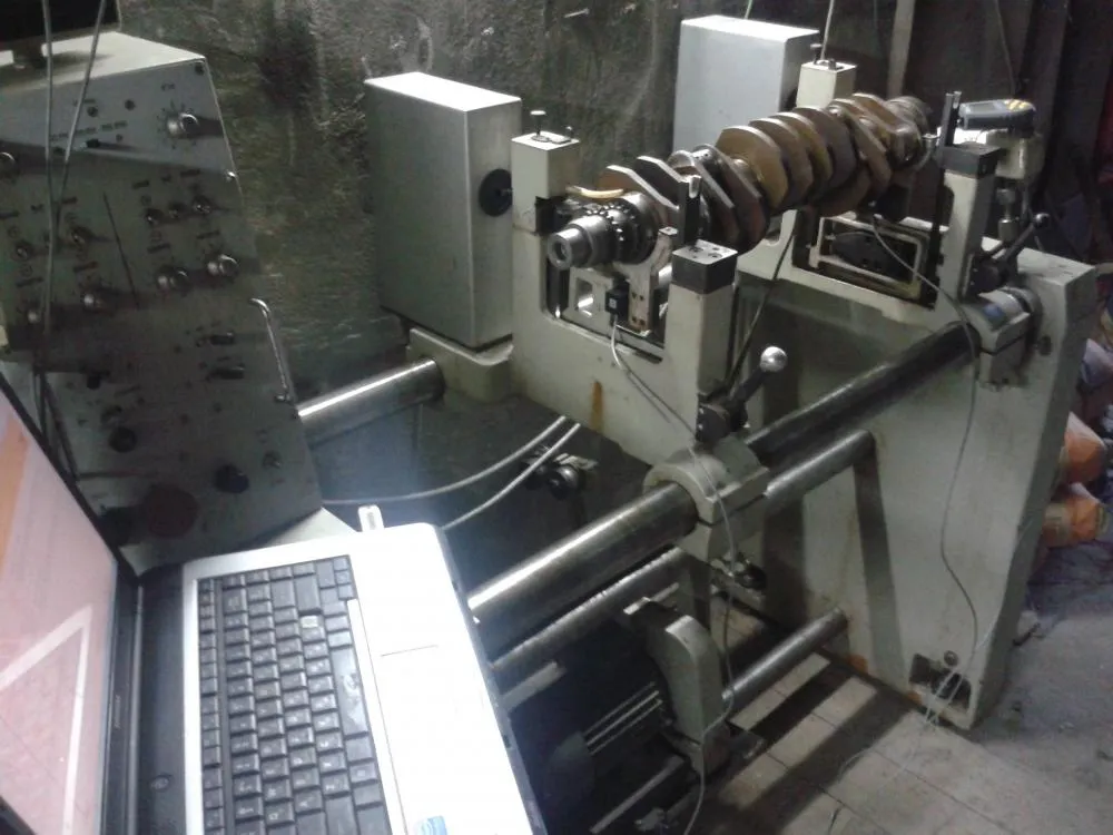 Modernização de uma bancada Schenck mais antiga com Balanset-1A OEM para equilibrar uma cambota.